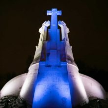 Suomijos Nepriklausomybei 100 metų – šventiškai apšviesti Trys kryžiai Vilniuje