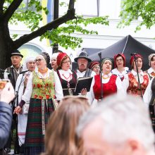 Laisvės alėjoje – ilgas kaimynų stalas ir pasirodymų gausa: Kaunas pradėjo švęsti gimtadienį