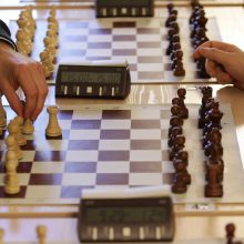 Pasaulio šachmatų čempionate po trijų partijų – lygybė