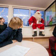 Kalėdų Senelis – nuo stogo ir su didžiulėmis dovanomis