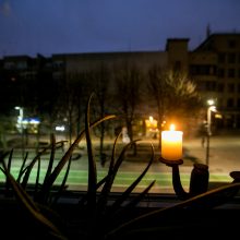 Mokyklų languose sužibo Sausio 13-osios žvakutės