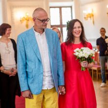 Menininkų M. Jonučio ir L. Dūdaitės vestuvės: jis su šortais, ji – raudona suknele