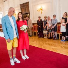 Menininkų M. Jonučio ir L. Dūdaitės vestuvės: jis su šortais, ji – raudona suknele