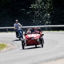 82-ejų senovinio motociklo savininkas įveikia tūkstančius kilometrų