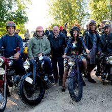 82-ejų senovinio motociklo savininkas įveikia tūkstančius kilometrų