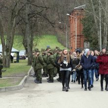 Neeilinė diena Kaune: mokyklą išmainė į karinį dalinį