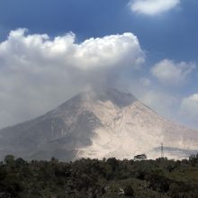 Indonezijoje stiprus išsiveržimas pakeitė Sinabungo ugnikalnio viršūnės pavidalą