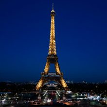 Paryžiuje ypatingu Eifelio bokšto apšvietimu pagerbiamos moterų teisės