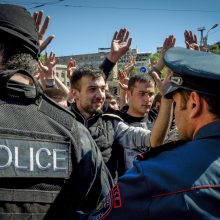 Armėnai protestuoja prieš buvusio šalies lyderio siekį įsitvirtinti valdžioje