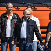 V. Putinas sunkvežimiu pervažiavo naujuoju tiltu į aneksuotą Krymą