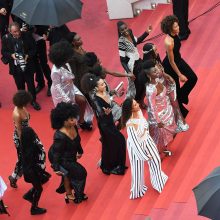 Juodaodės aktorės nepaisydamos lietaus surengė protestą Kanuose