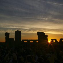 Tūkstančiai žmonių Stounhendže švenčia vasaros saulėgrįžą