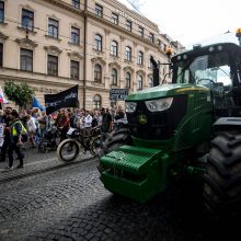 Slovakijoje prie masinių protestų prisidėjo ūkininkai su traktoriais