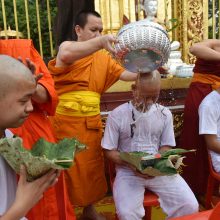 Iš Tailando urvo išvaduoti berniukai įšventinti į budistų vienuolius novicijus