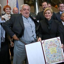 Komiška situacija: fotografuojantis su Kroatijos prezidente nusmuko kelnės