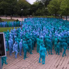 D. Britanijos gatvėse – tūkstančiai mėlynų nuogų žmonių