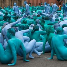 D. Britanijos gatvėse – tūkstančiai mėlynų nuogų žmonių