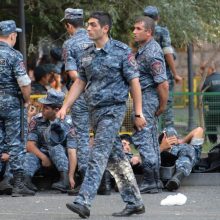 Įkaitų krizė Jerevane tęsiasi: per susirėmimus sužeistas mažiausiai 51 žmogus