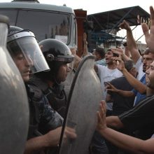 Įkaitų krizė Jerevane tęsiasi: per susirėmimus sužeistas mažiausiai 51 žmogus