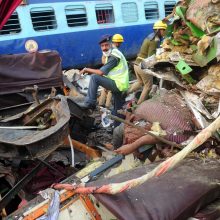Indijoje per traukinio katastrofą žuvo daugiau nei 100 keleivių