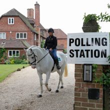 Išpuolių supurtyta Britanija renka parlamentą