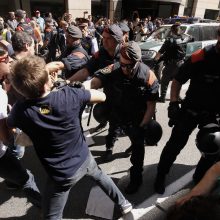 Katalonų vyriausybės pareigūnų sulaikymas įžiebė protestus Barselonoje