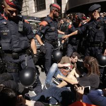 Katalonų vyriausybės pareigūnų sulaikymas įžiebė protestus Barselonoje