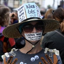 Šimtai demonstrantų surengė eitynes prieš seksualinį priekabiavimą 