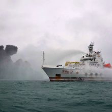 Gaisras tanklaivyje: Kinija stengiasi užkirsti kelią ekologinei katastrofai