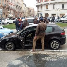 Italijoje iš pravažiuojančio automobilio pašauti šeši žmonės