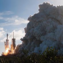 „SpaceX“ sėkmingai paleido galingiausią pasaulyje raketą nešėją skrieti Marso link