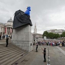 Londono Trafalgaro aikštėje pastatytas didžiulis mėlynas gaidys