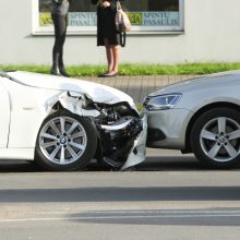 Trijų automobilių avarija Savanorių pr. paralyžiavo eismą
