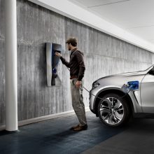 BMW Tarptautinėje Paryžiaus automobilių parodoje žada nustebinti