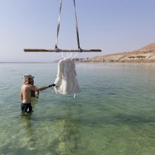 Po dvejų metų gedulo Negyvojoje jūroje – akinanti „Druskos nuotaka“