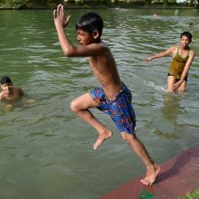 Pragaras Indijoje: kaitros banga nusinešė bent 800 gyvybių