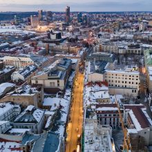 Dar šviežiai sutvarkytoje Vilniaus gatvėje po žiemos išlindo defektai