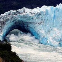 Įspūdingas reiškinys: ledo arkos griūtį stebėjo minia turistų
