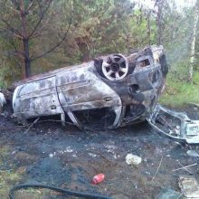 Avarija Kaišiadorių rajone: užsidegus automobiliui sunkiai sužeistas keleivis