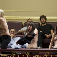 Ispanijos parlamente pusnuogės „Femen“ aktyvistės surengė demonstraciją