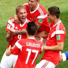 Pasaulio futbolo čempionatas prasidėjo užtikrinta rusų pergale