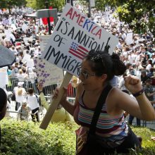 Tūkstančiai amerikiečių protestavo dėl migrantų šeimų išskyrimo