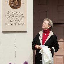 Sostinėje atidengta poeto K. Bradūno atminimo lenta