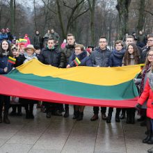 Gedimino pilies bokšte iškelta 2018-ųjų Lietuvos vėliava