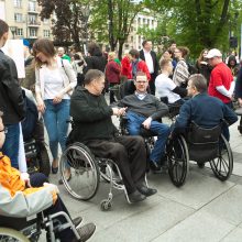 Vilniuje keli šimtai žmonių protestavo prieš neįgaliųjų atskirtį <span style=color:red;>(papildyta)</span>