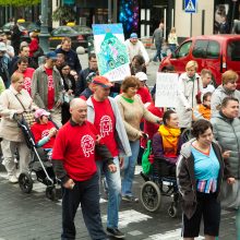 Vilniuje keli šimtai žmonių protestavo prieš neįgaliųjų atskirtį <span style=color:red;>(papildyta)</span>