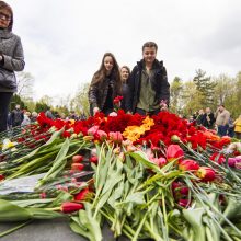 Paminėti sovietų pergalės į Antakalnio kapines susirinko šimtai žmonių