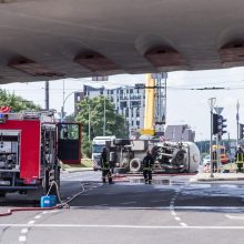 Vilniuje apvirtusi cisterna išvežama, atnaujinamas eismas