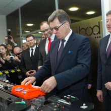 Atidaryta moderniausia optinių lęšių gamykla Baltijos šalyse