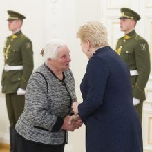 Daugiavaikėms mamoms – medaliai iš prezidentės rankų